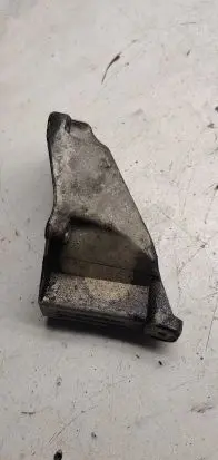 Volkswagen PASSAT B5.5 Engine mounting bracket 8D0199307P