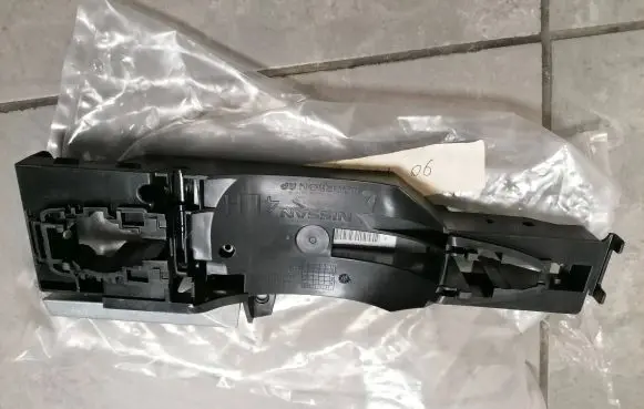 Nissan Pulsar Front door exterior handle/bracket 806115FD0B