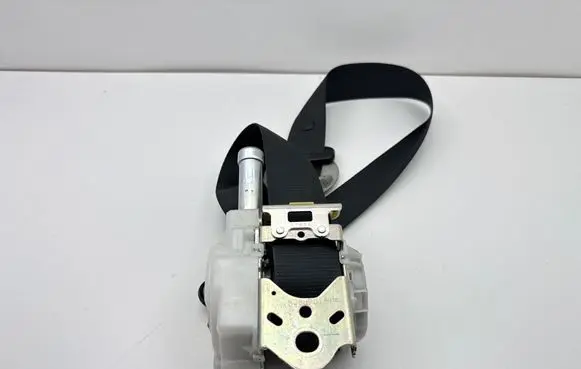 Toyota Auris E180 Front seatbelt N088701