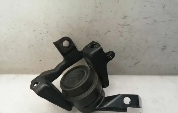 Toyota Corolla Verso AR10 Engine mount bracket 123050R040