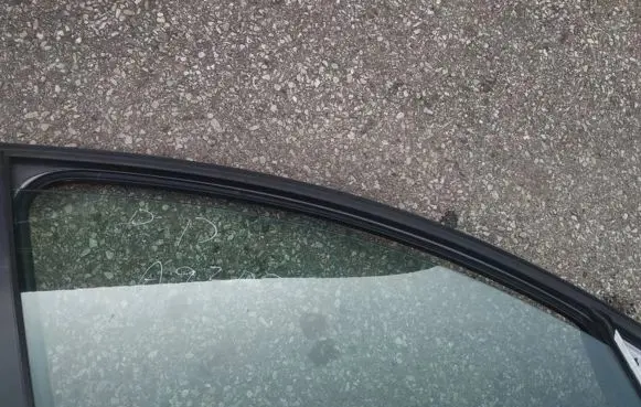 Volvo V50 Front door window glass four-door as2