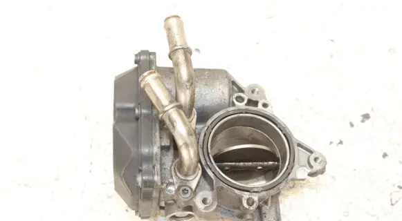 Volkswagen Golf VII Throttle valve 04L128063N
