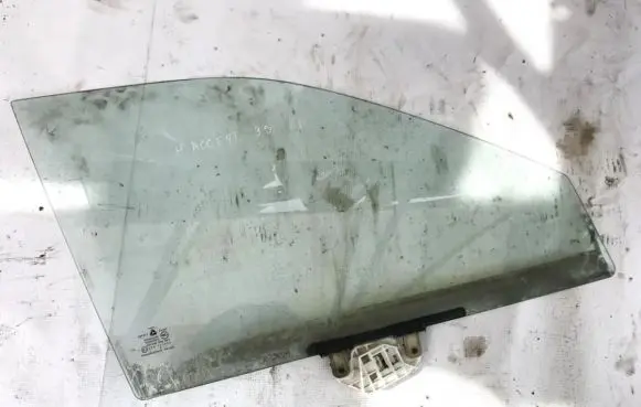 Hyundai Accent Front door window glass four-door