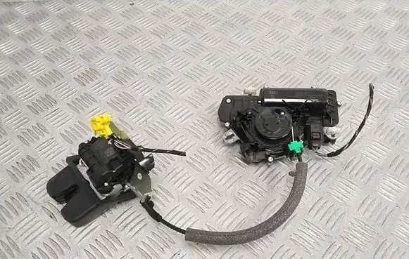 Volkswagen Tiguan Loading door lock 5NA827506