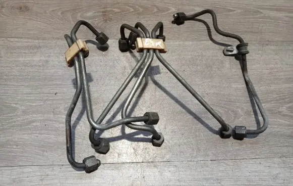 Volvo V70 Fuel injector supply line/pipe 