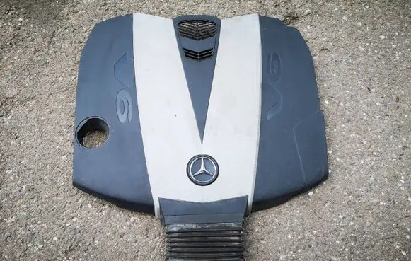 Mercedes-Benz E W212 Engine cover (trim) A6420105867 4011353U