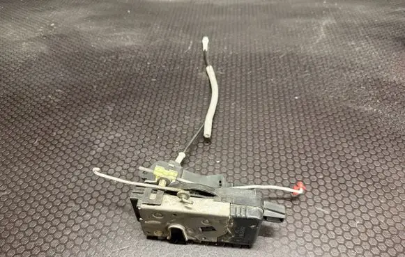 Opel Signum Front door lock 13210767