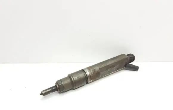 Volkswagen Golf IV Fuel injector 028130201T