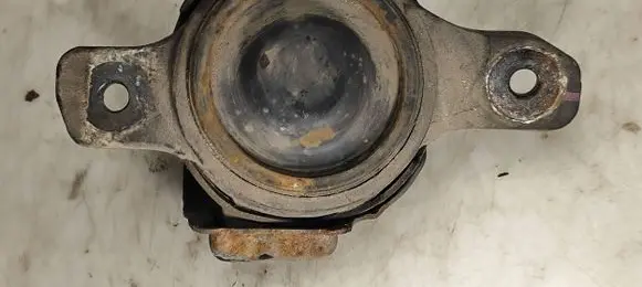 Subaru Forester SH Engine mount bracket