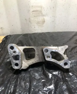 Citroen C4 I Picasso Engine mounting bracket 9681861680