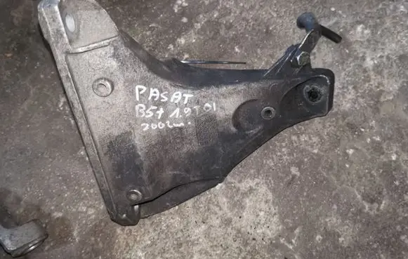 Volkswagen PASSAT B5.5 Engine mounting bracket 8D0199308AB