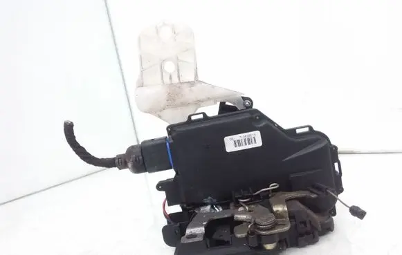 Volkswagen Touran I Rear door lock 7L0839015