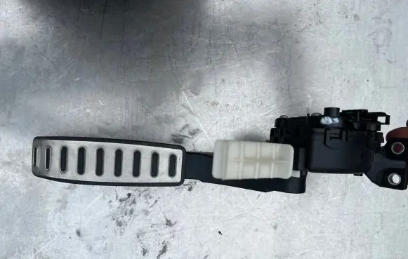 Volkswagen Touareg II Accelerator throttle pedal 7L0723507D 6PV00802624