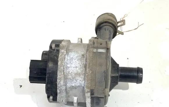 Oil filter mounting bracket