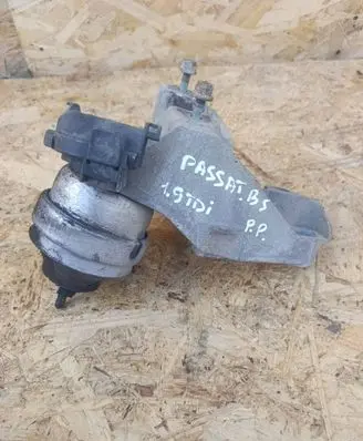 Volkswagen PASSAT B5 Engine mounting bracket 8E0199352