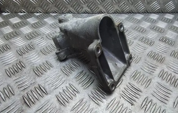Engine mounting bracket