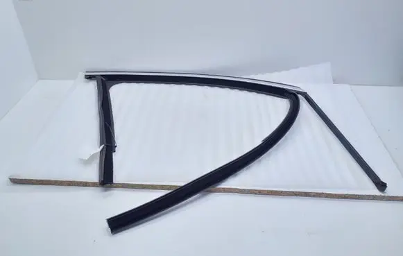BMW 2 F45 Rubber seal front door (on door) 7326148 51767326148
