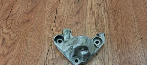 Engine mounting bracket