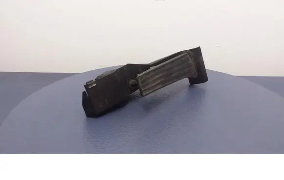 Accelerator throttle pedal