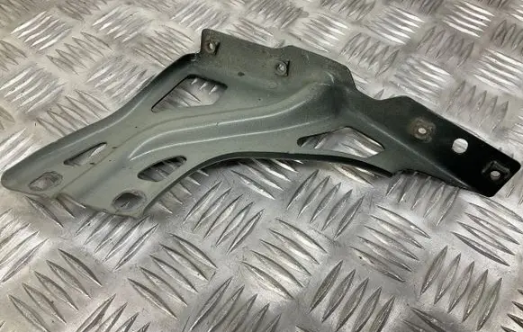 Audi Q3 8U Fender mounting bracket 8U0821135
