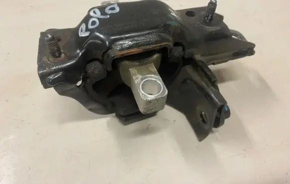 Volkswagen Polo V 6R Engine mount bracket 6Q0199555