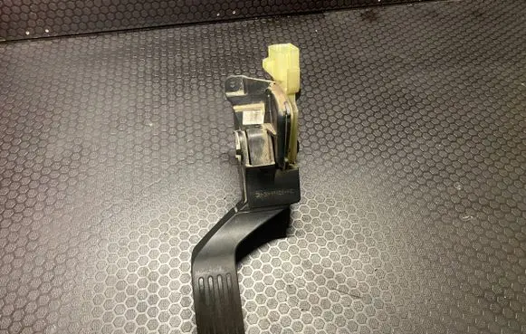 Ford Focus Accelerator throttle pedal 2M519F836AD