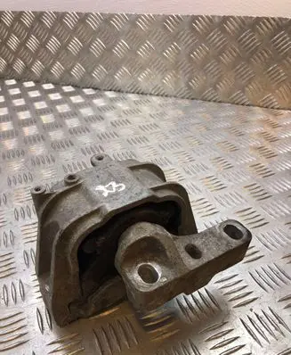 Volkswagen Touran I Engine mount bracket 1K0199262