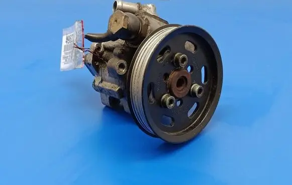 Volkswagen PASSAT B5 Power steering pump 8D0145156T