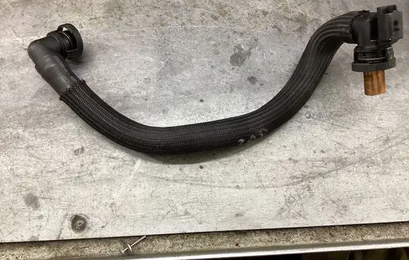 Peugeot 308 Breather hose/pipe V7592989
