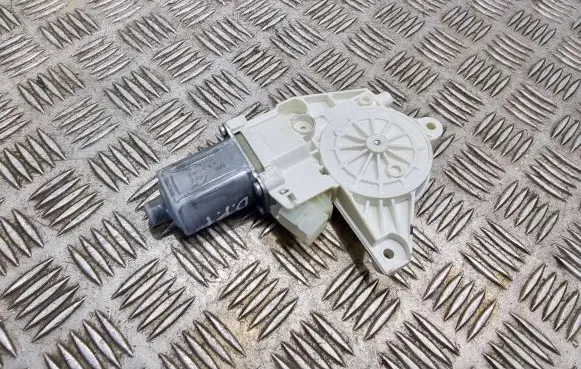 Mercedes-Benz ML W166 Front door window regulator motor A1669060301 0130822755