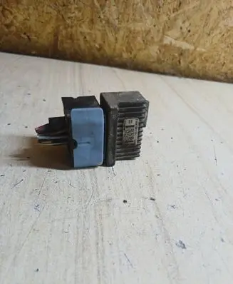 Renault Master III Glow plug pre-heat relay 110678071R
