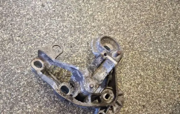 Audi A4 S4 B7 8E 8H Engine mounting bracket