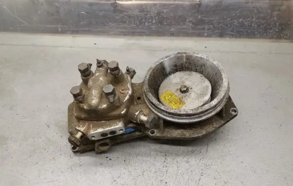 Audi 80 90 B3 Fuel distributor 0438121011 026133353 0438101005