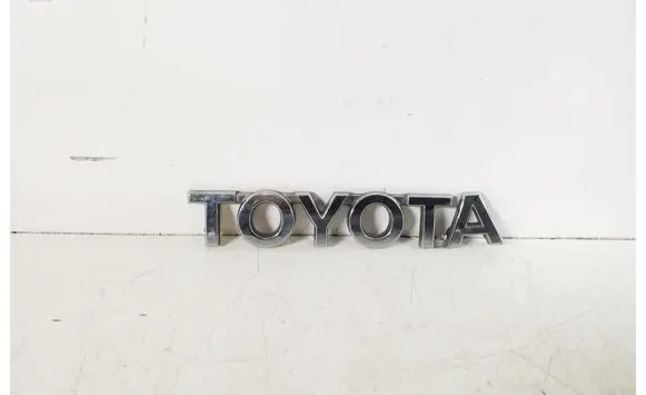 Toyota Avensis T270 Manufacturer badge logo/emblem 75441-05090