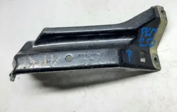 Seat Leon (1P) Fender mounting bracket 1P0821136