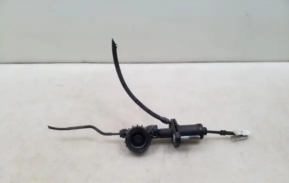 Opel Astra J Clutch master cylinder 55561915