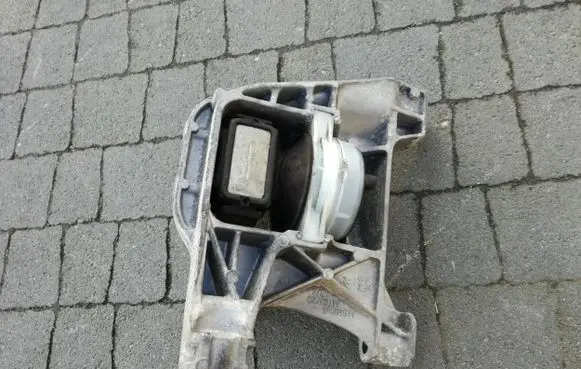 Peugeot 308 Engine mount bracket