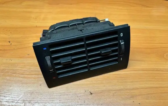 BMW 5 E39 Rear air vent grill 8376150