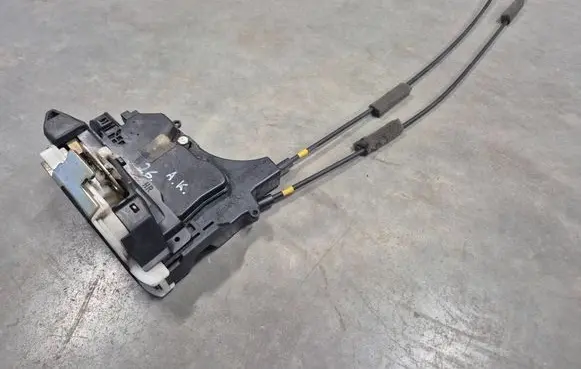Mitsubishi L200 Rear door lock