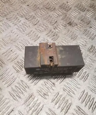 Volkswagen Polo Coolant fan relay 1j0919506m