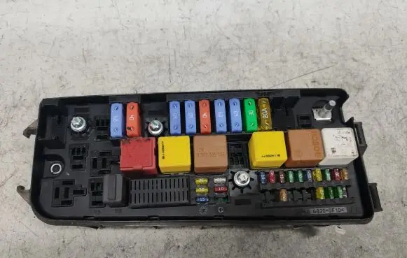 Opel Signum Fuse module 13165901