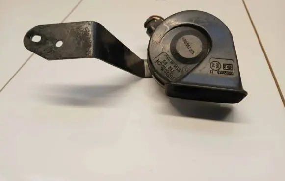 Audi A6 S6 C5 4B Horn signal 4B0951221