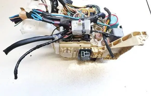 Toyota Yaris Fuse box set 8273052700 82730-52700