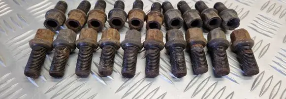 Volkswagen PASSAT B5 Nuts/bolts 