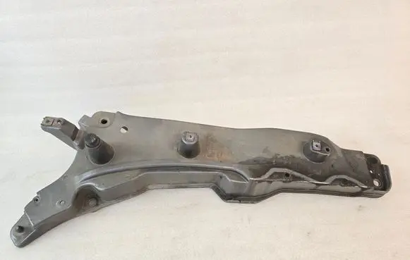 Volvo XC90 Fender mounting bracket 31391778