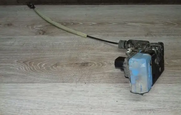 Volvo V70 Front door lock 30663040