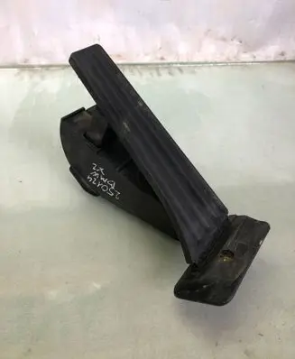 BMW X2 U10 Accelerator throttle pedal 688982205