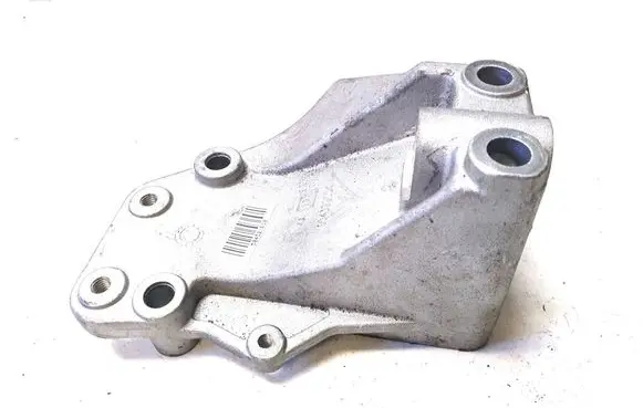 Engine mounting bracket