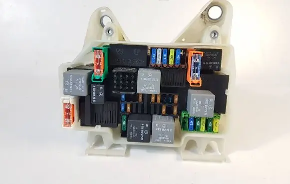 Mercedes-Benz C W205 Fuse box set A0009822923 A0025424819