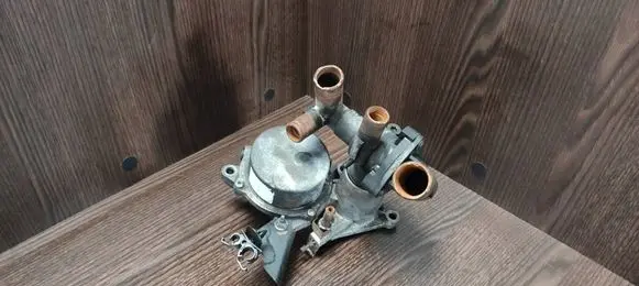 Thermostat/thermostat housing